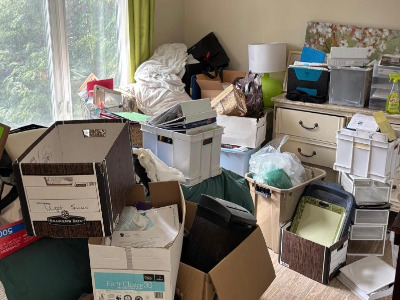 As soon as each item is lying in front of me, I start to sort them. I always have a look, what to keep, what to trash, what to donate, what to relocate and what to repair.